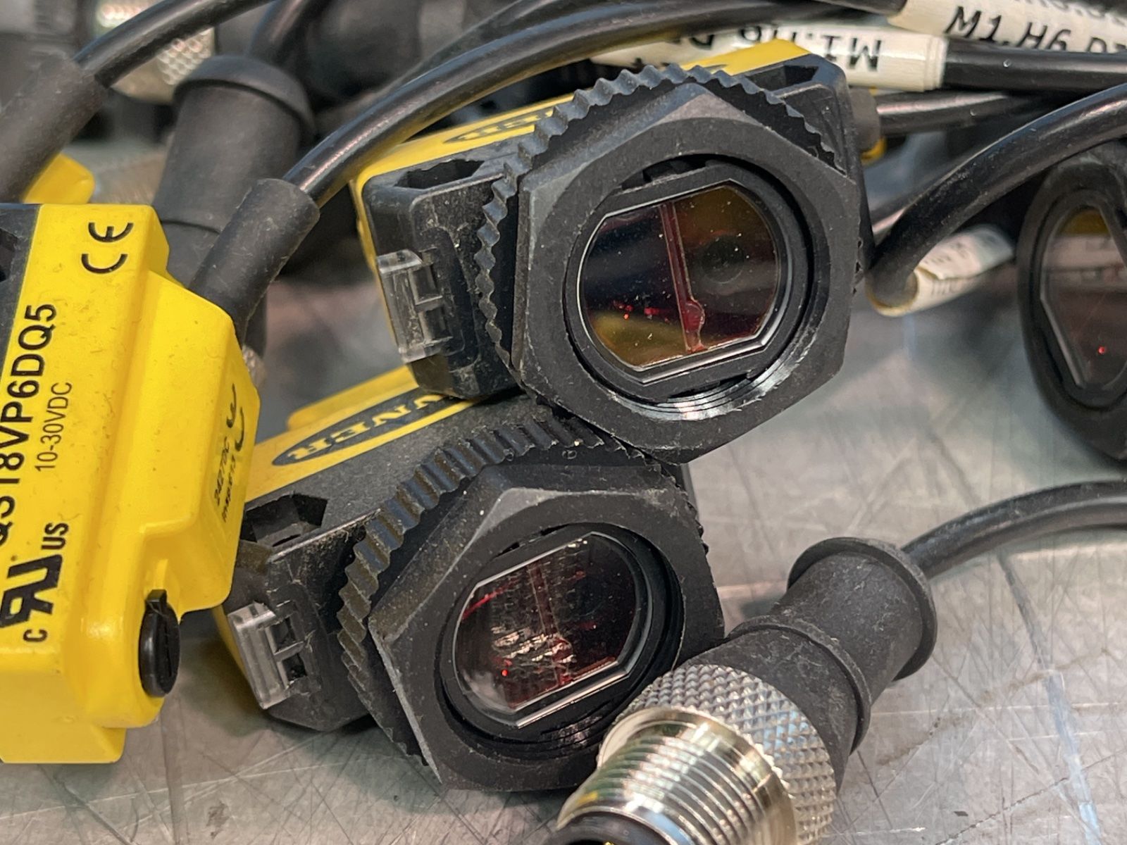 Banner World-beam Photoelectric Sensors - Qs18vp6dq5
