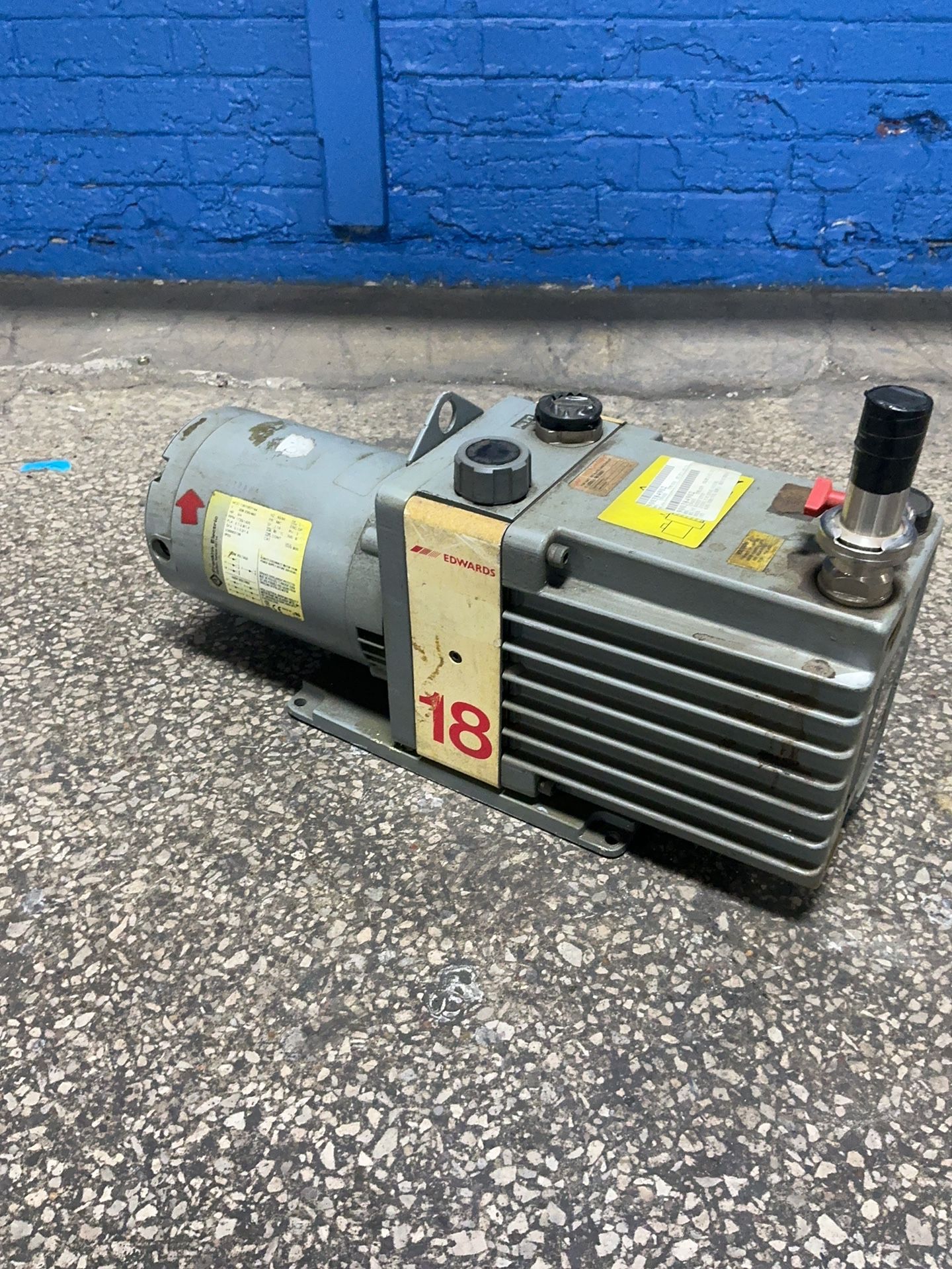 Edwards 3/4 Hp Vacuum Pump - E2m18