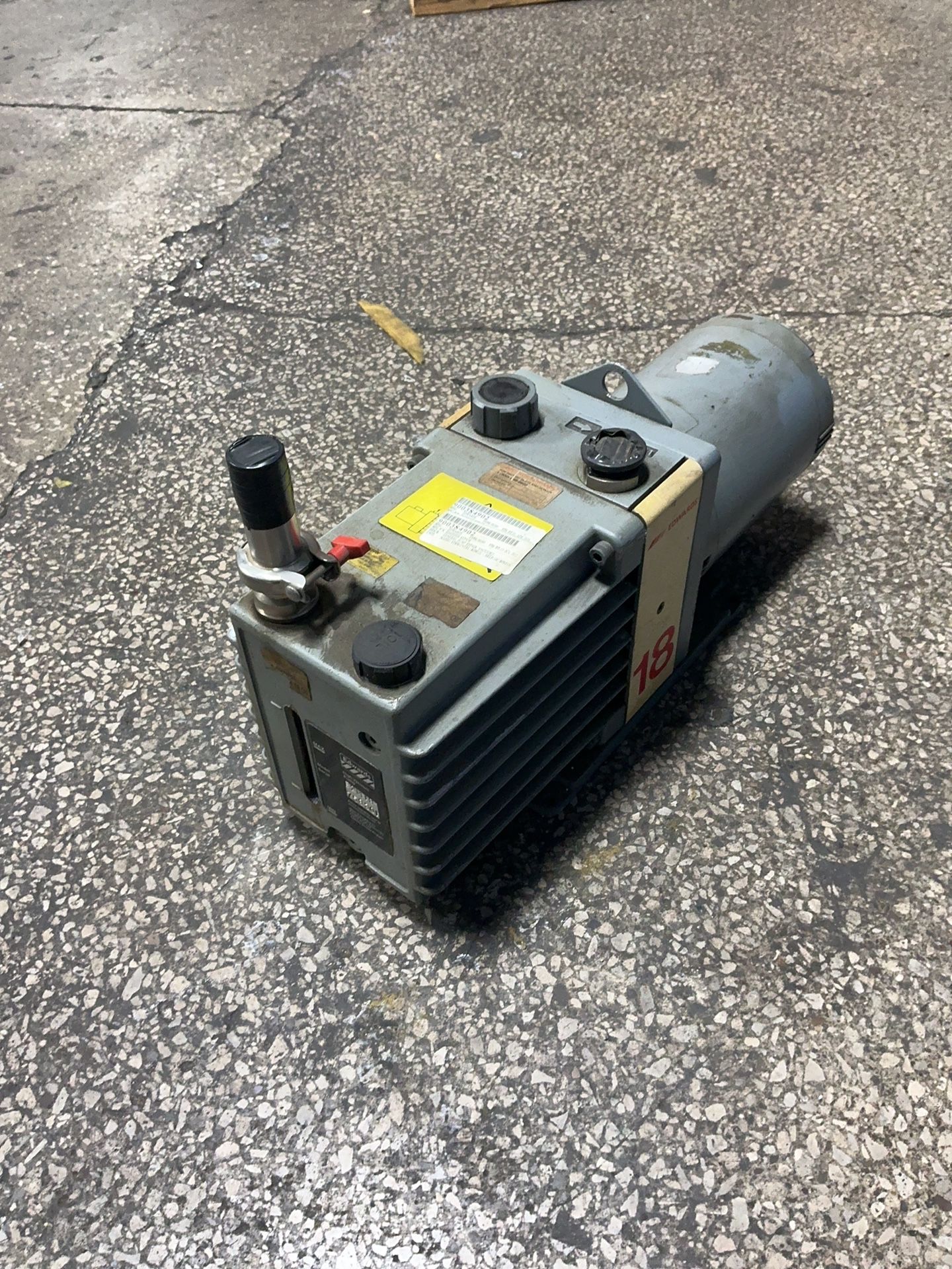 Edwards 3/4 Hp Vacuum Pump - E2m18