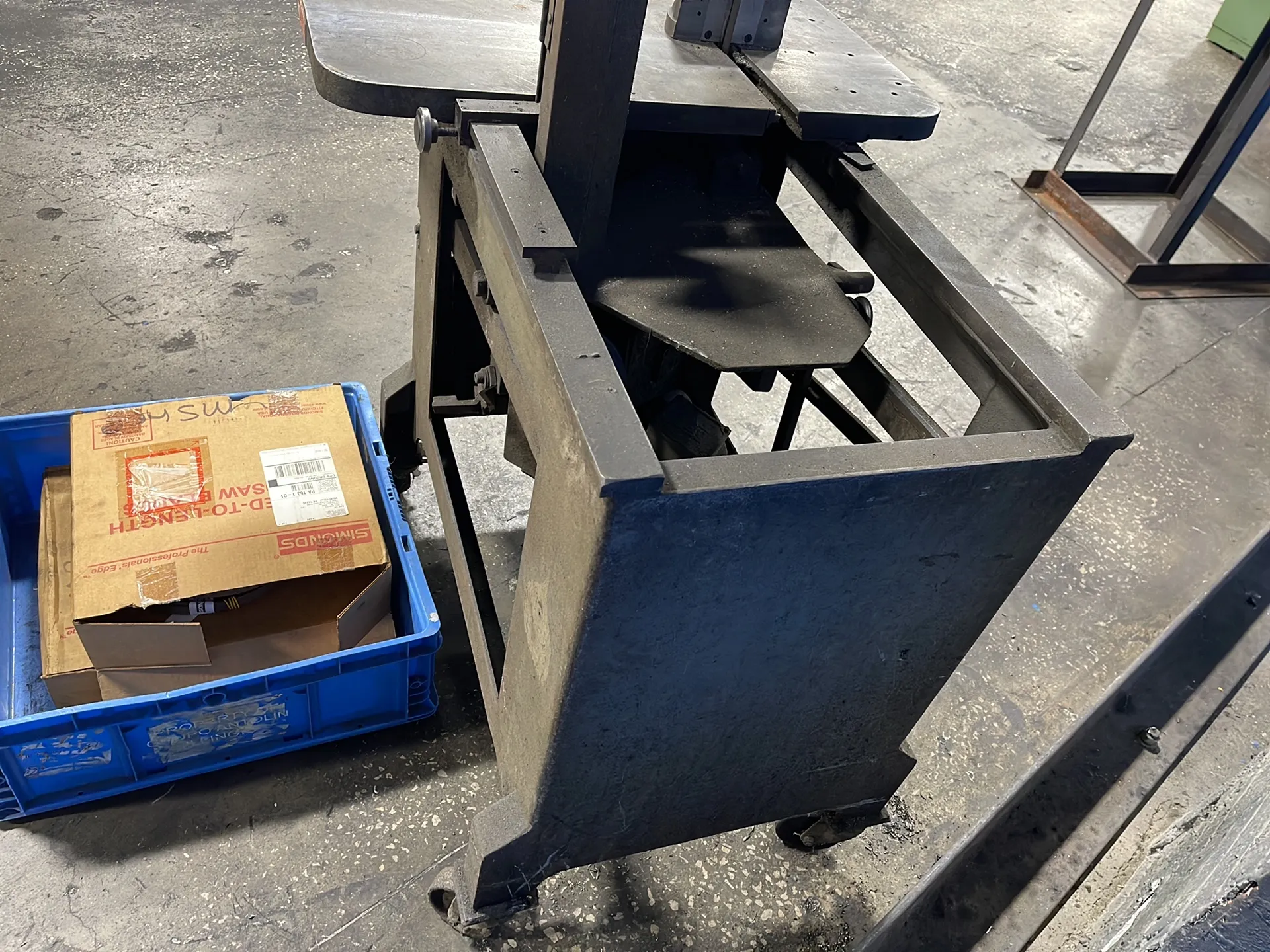 Roll-in 18.5” X 30.5” Vertical Band Saw