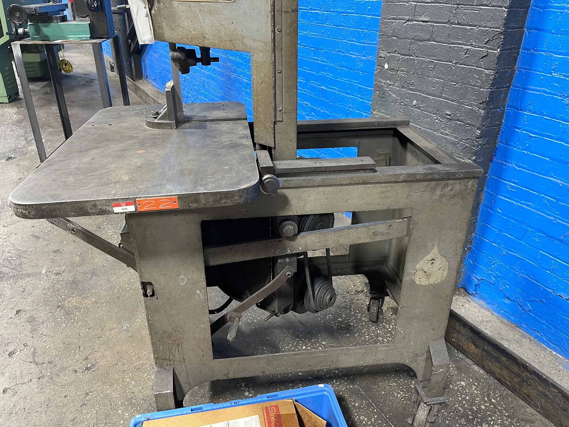 Roll-in 18.5” X 30.5” Vertical Band Saw