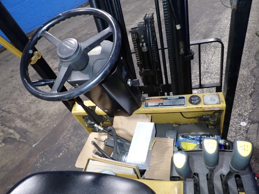 Daewoo 2700 Lbs Electric Forklift - Bc 15s