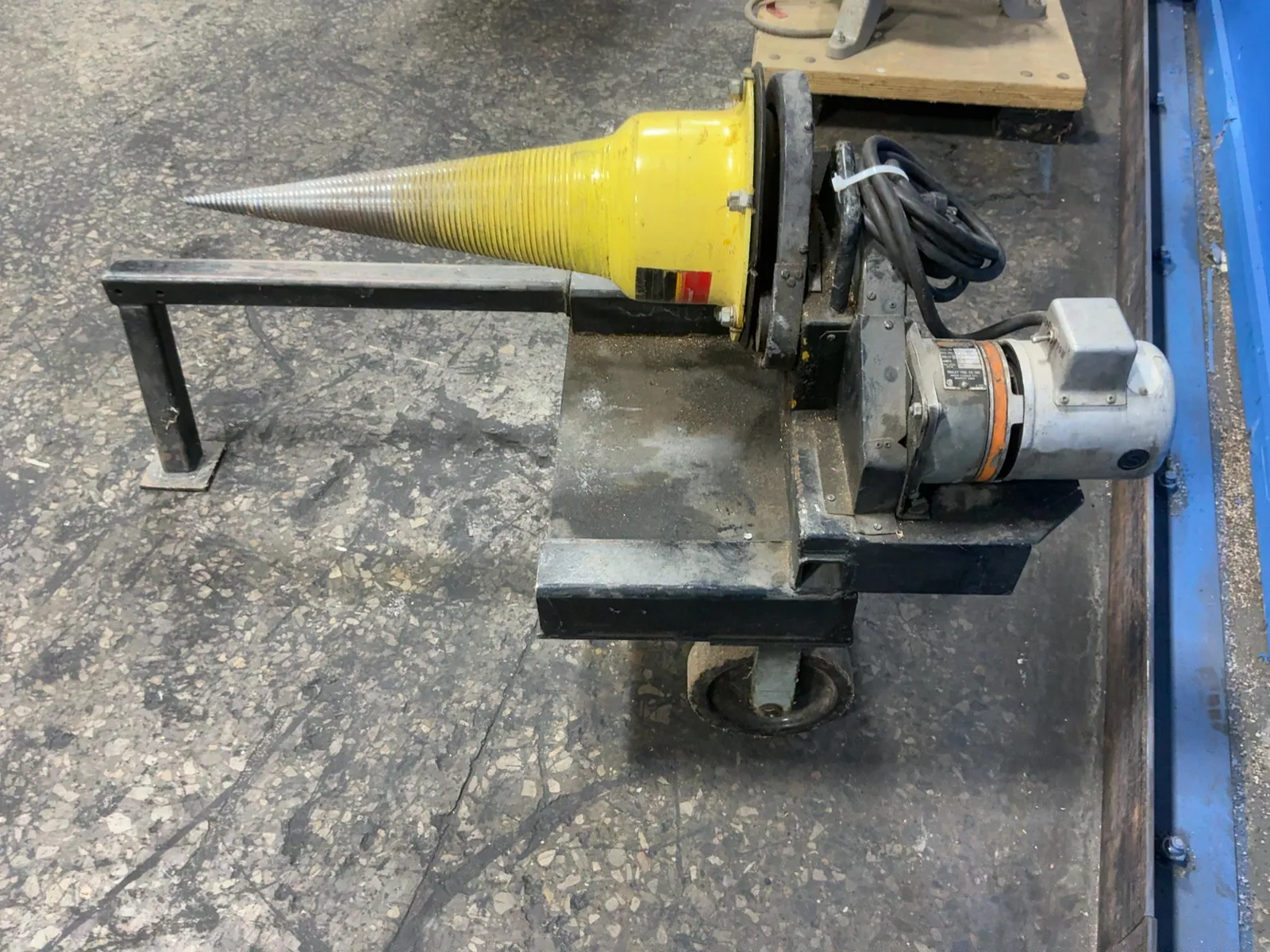 25” Stickler Log Splitter
