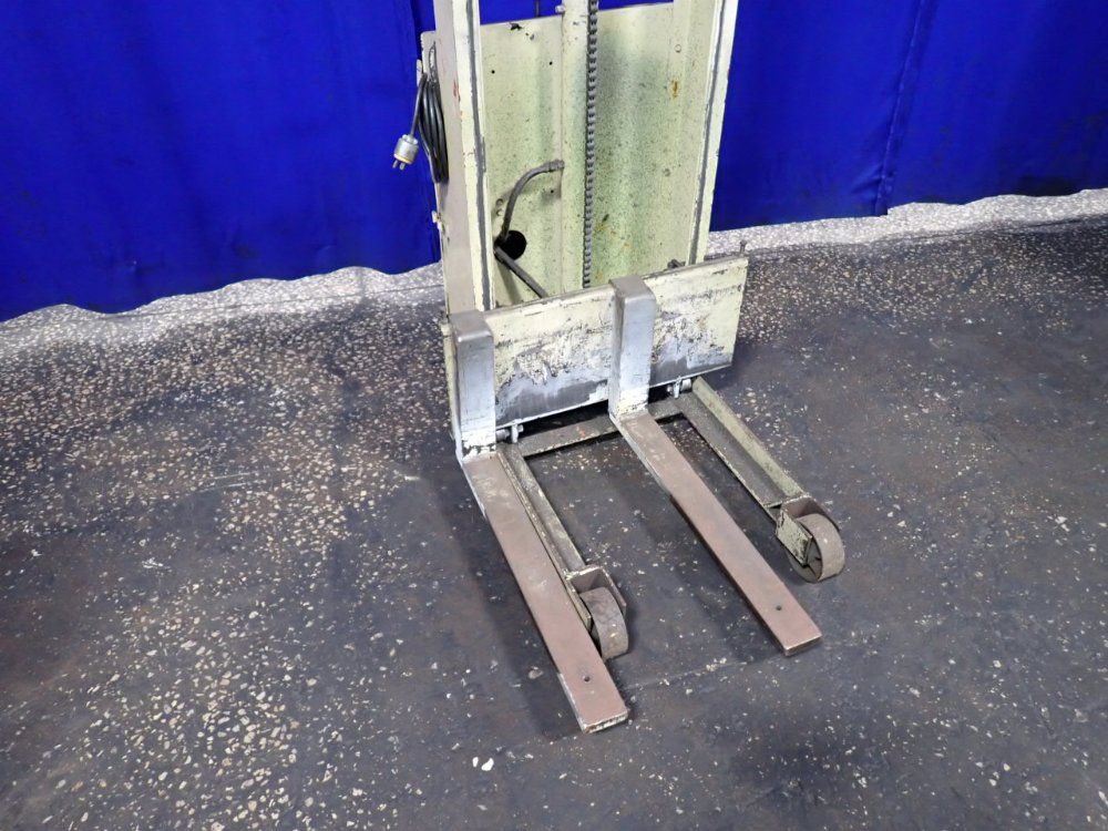 Lee Engineering Co. 1000 Lbs Hydraulic Lift Truck - B-666
