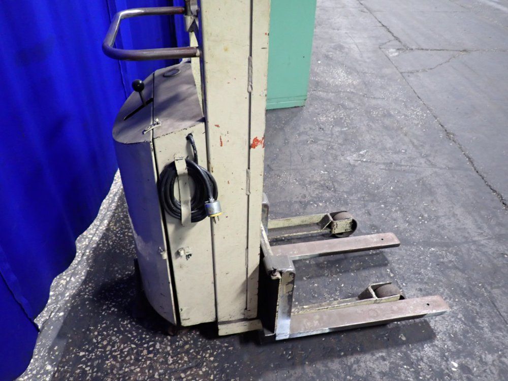 Lee Engineering Co. 1000 Lbs Hydraulic Lift Truck - B-666