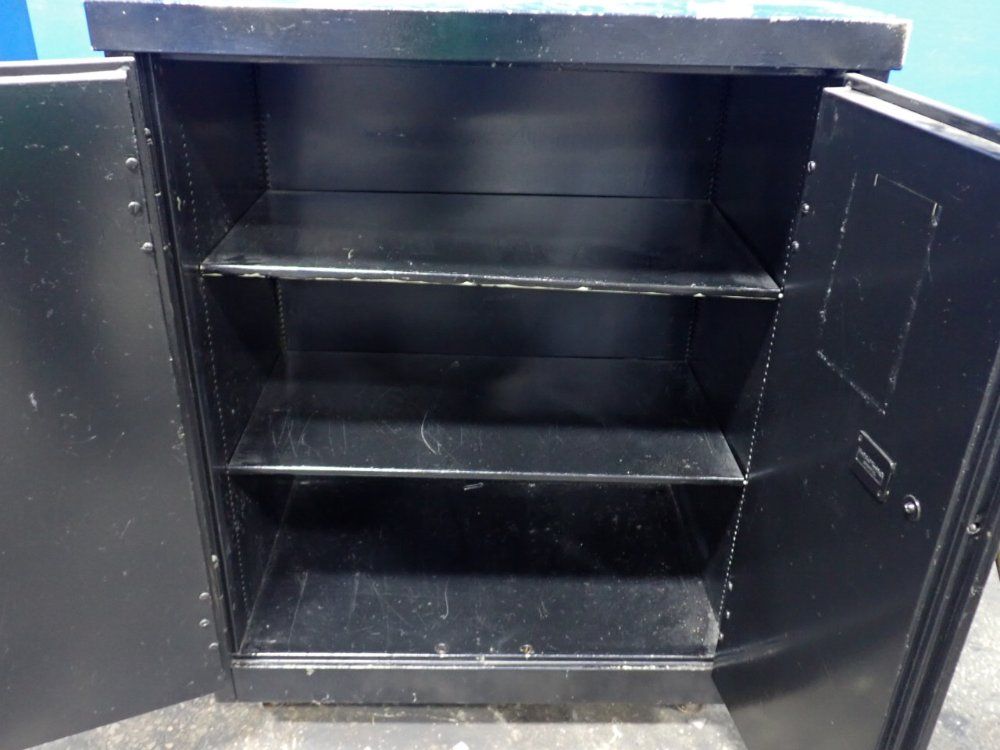 The Globe Wernickelo 3 Shelves Cabinet