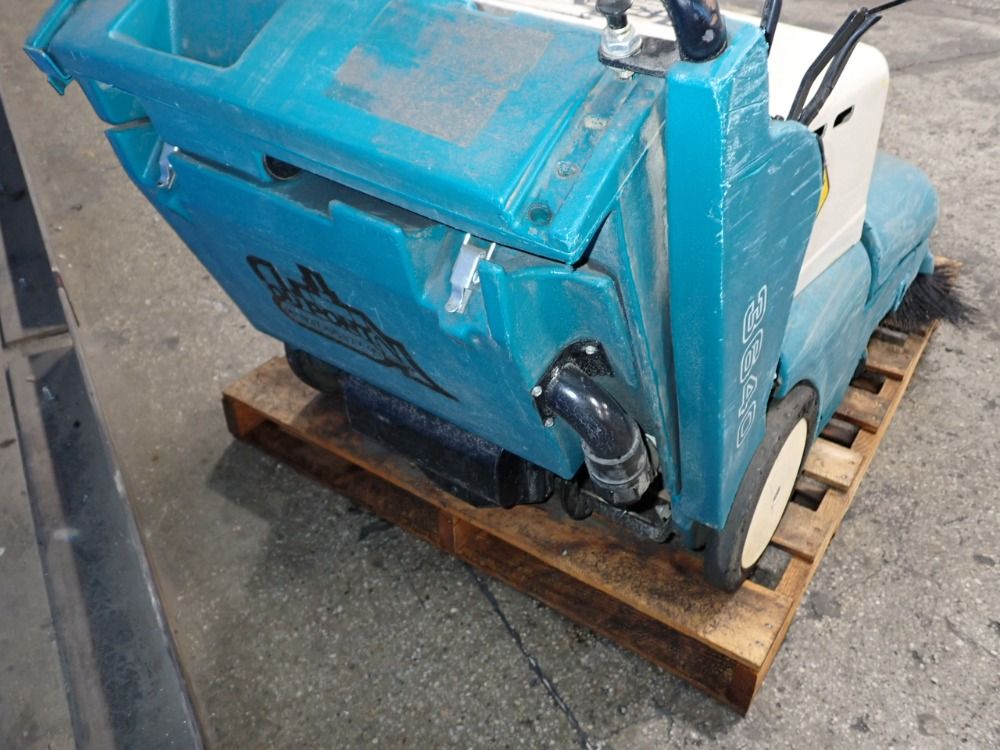 Tennant 32" Floor Sweeper - 3640