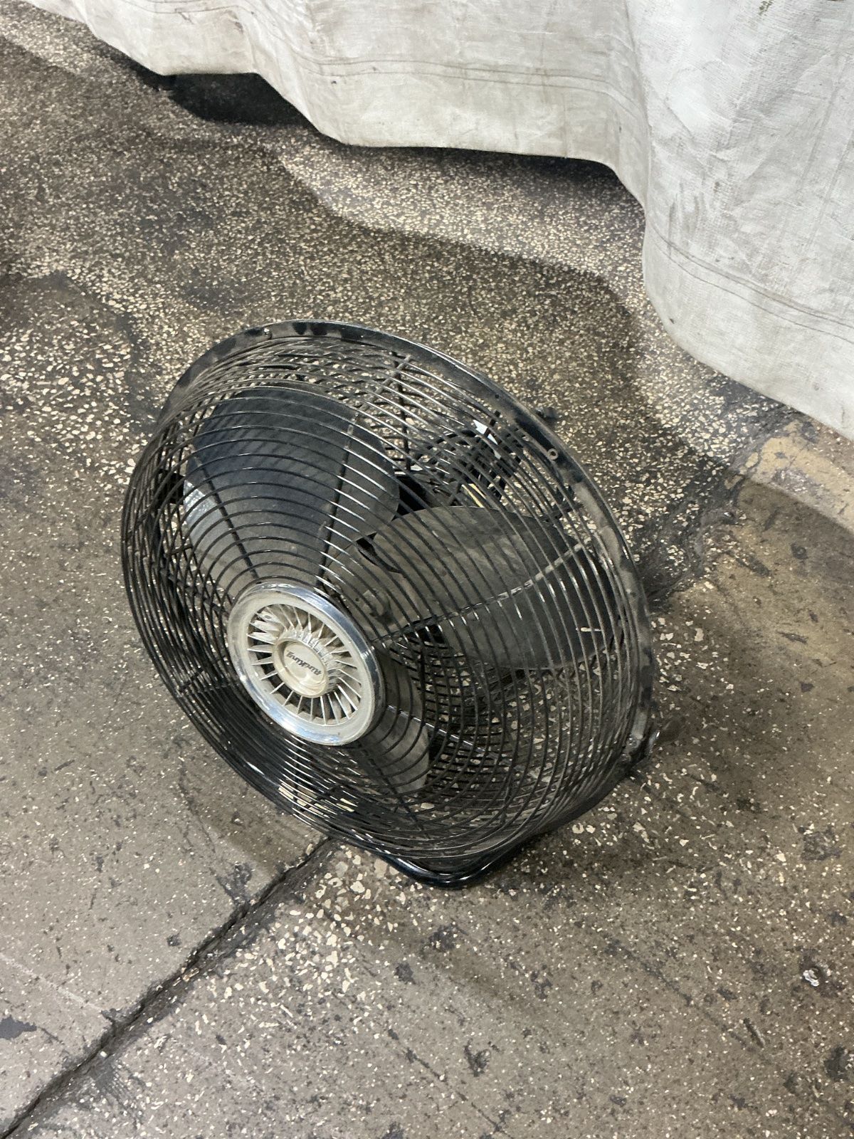 Airking 18” 18” Floor Fan - 9218e