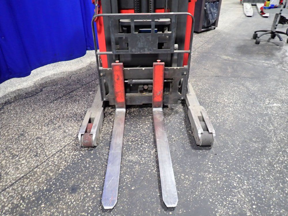 Raymond 4500 Lbs Electric Stand Up Fork Lift - Ez R40tt