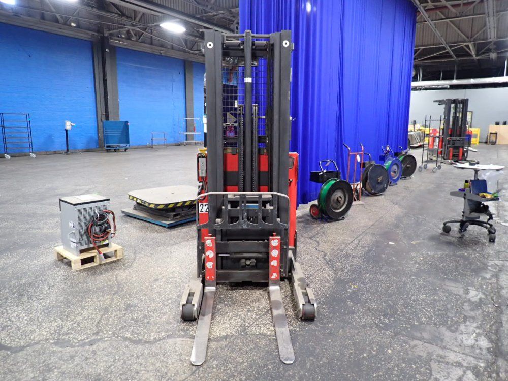 Raymond 4500 Lbs Electric Stand Up Fork Lift - Ez R40tt