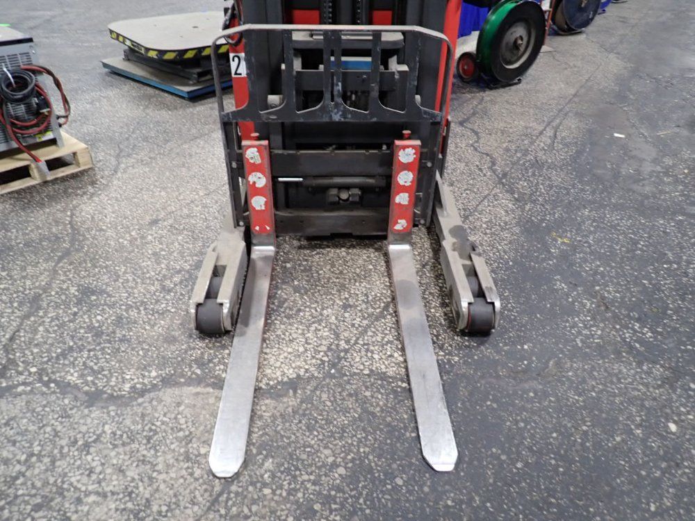 Raymond 4500 Lbs Electric Stand Up Fork Lift - Ez R40tt