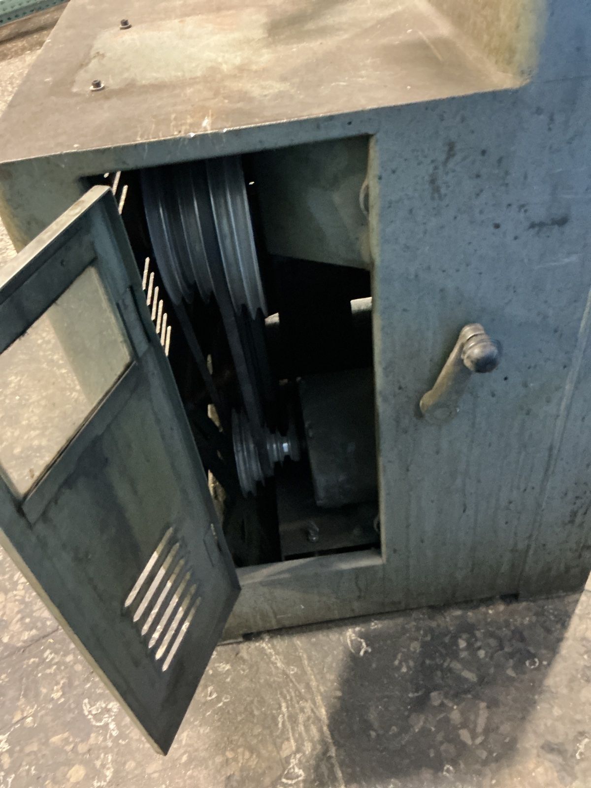 Grob Inc 24” X 24” Vertical Band Saw - Ns18