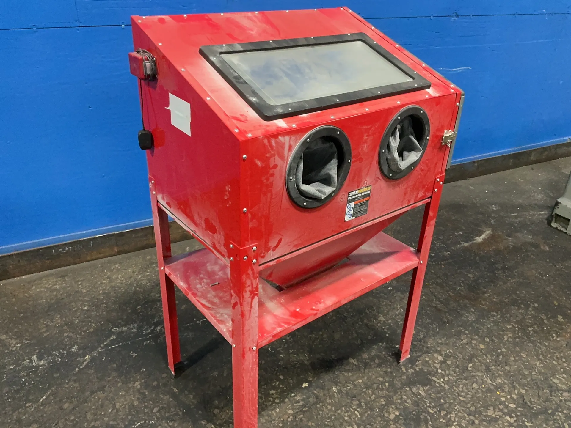 Central Pneumatic 40 Lbs Blast Cabinet