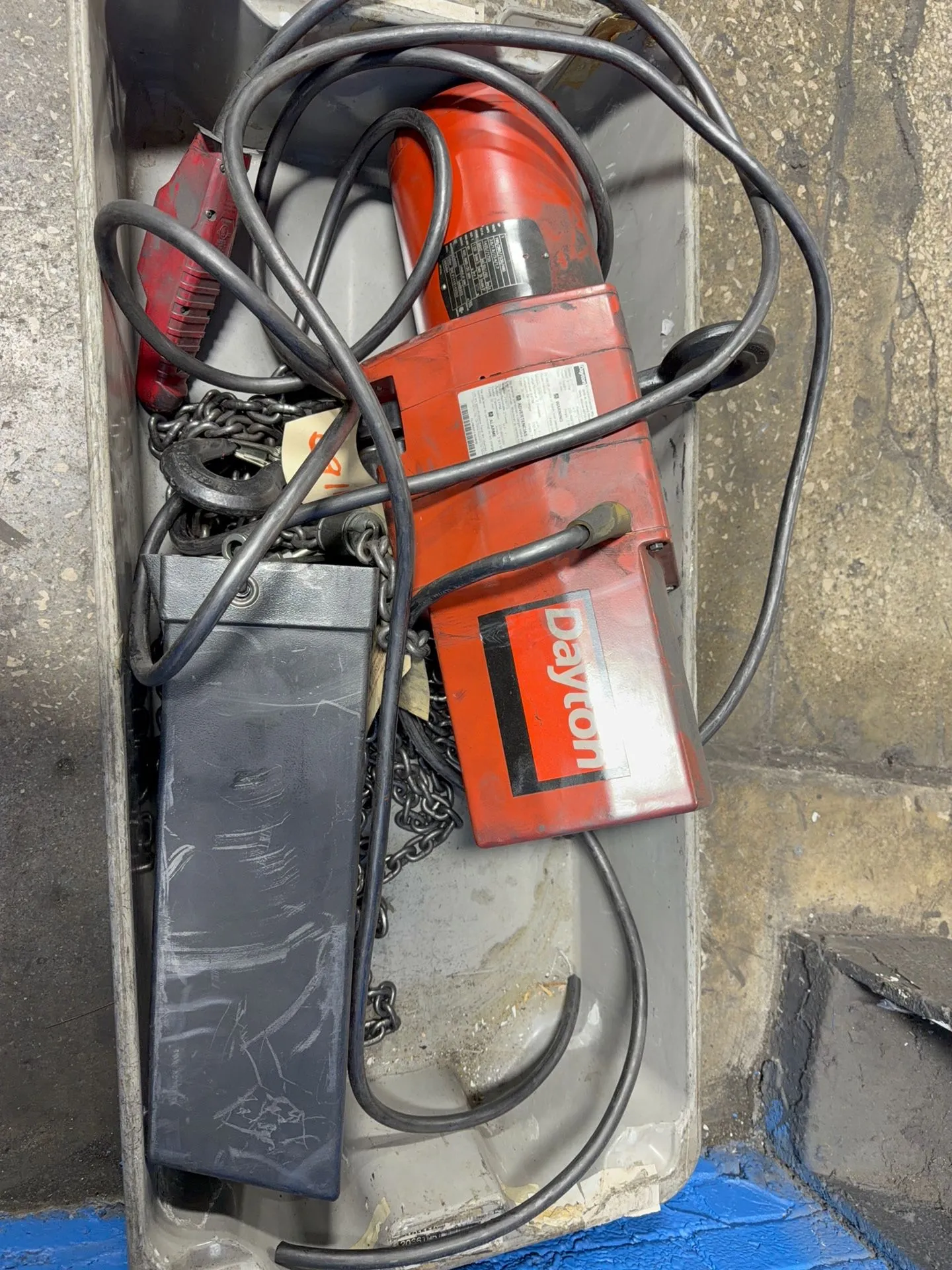 Dayton 2 Ton Electric Hoist - 3yb77g