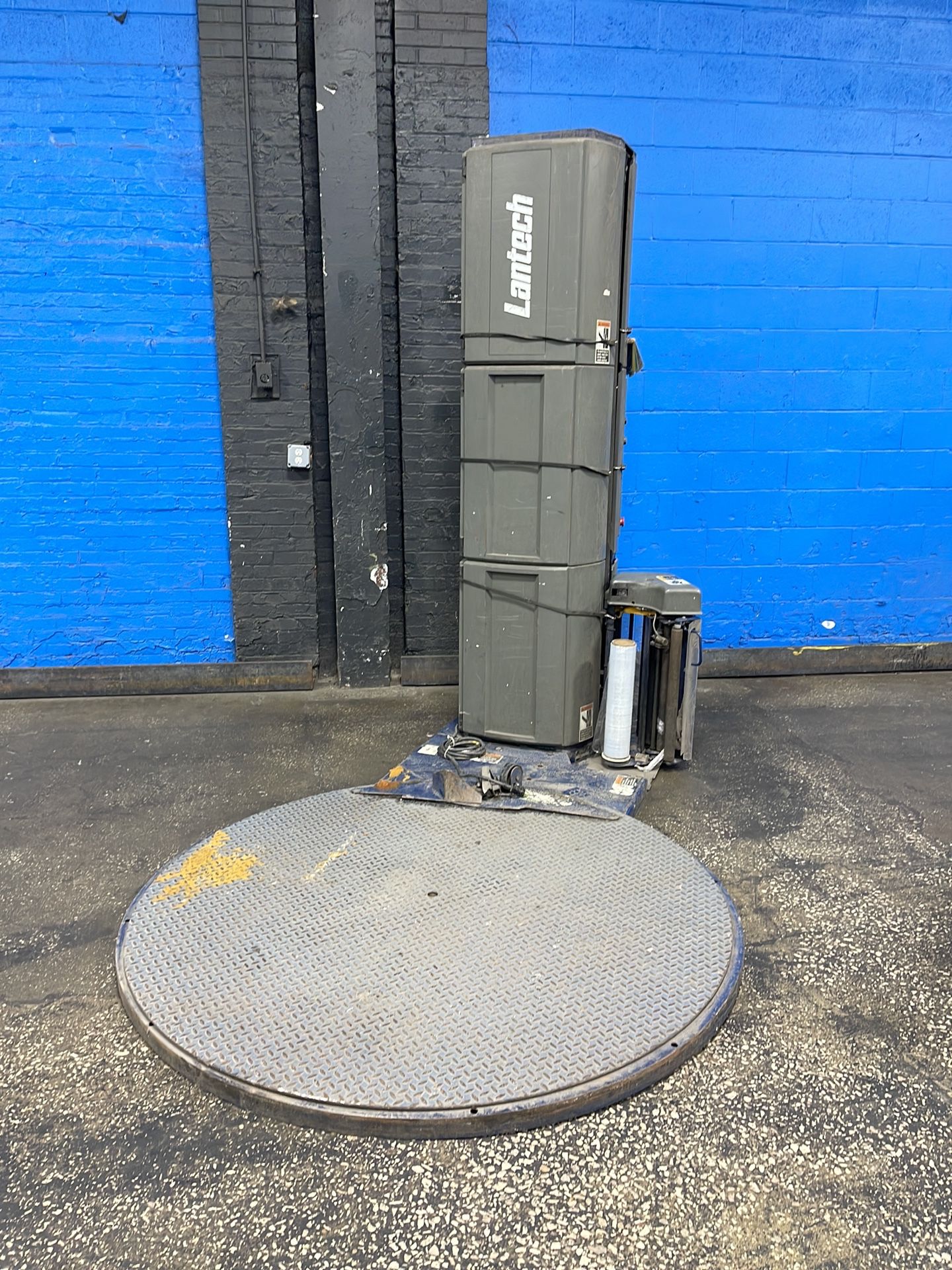 Lantech 65” Diameter Turntable Q-series Semi-automated Stretch Wrapping System