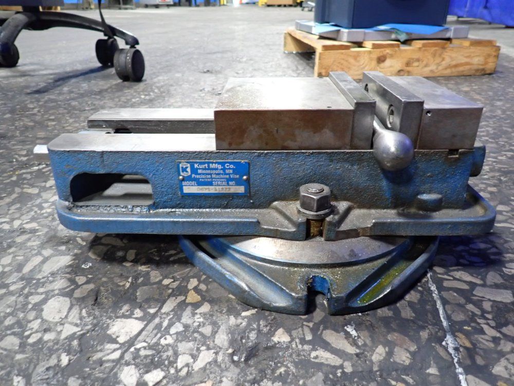 Kurt Mfg. 6" X 12" Vise - D675