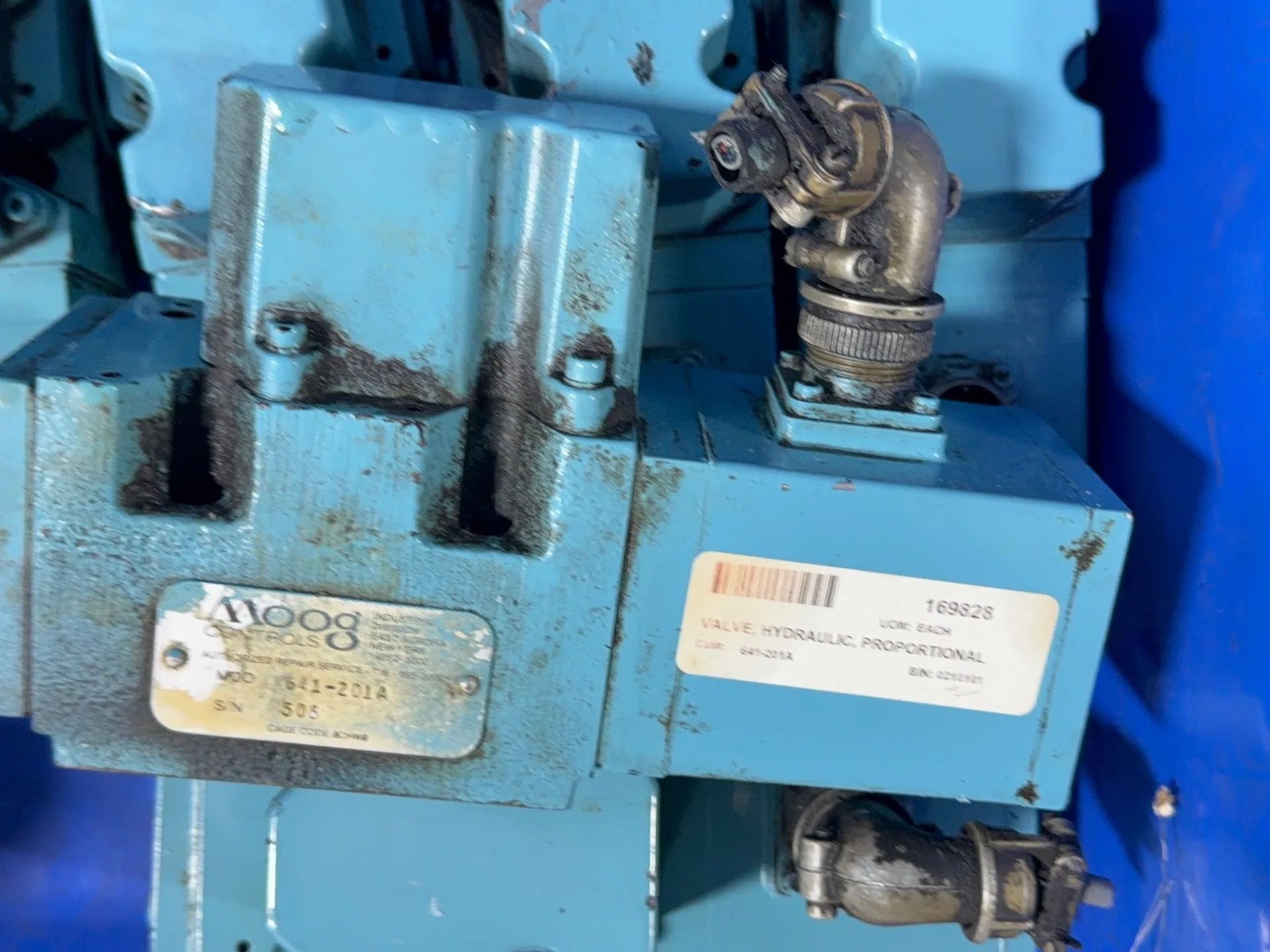 Moog Hydraulic Valves - 641-201a