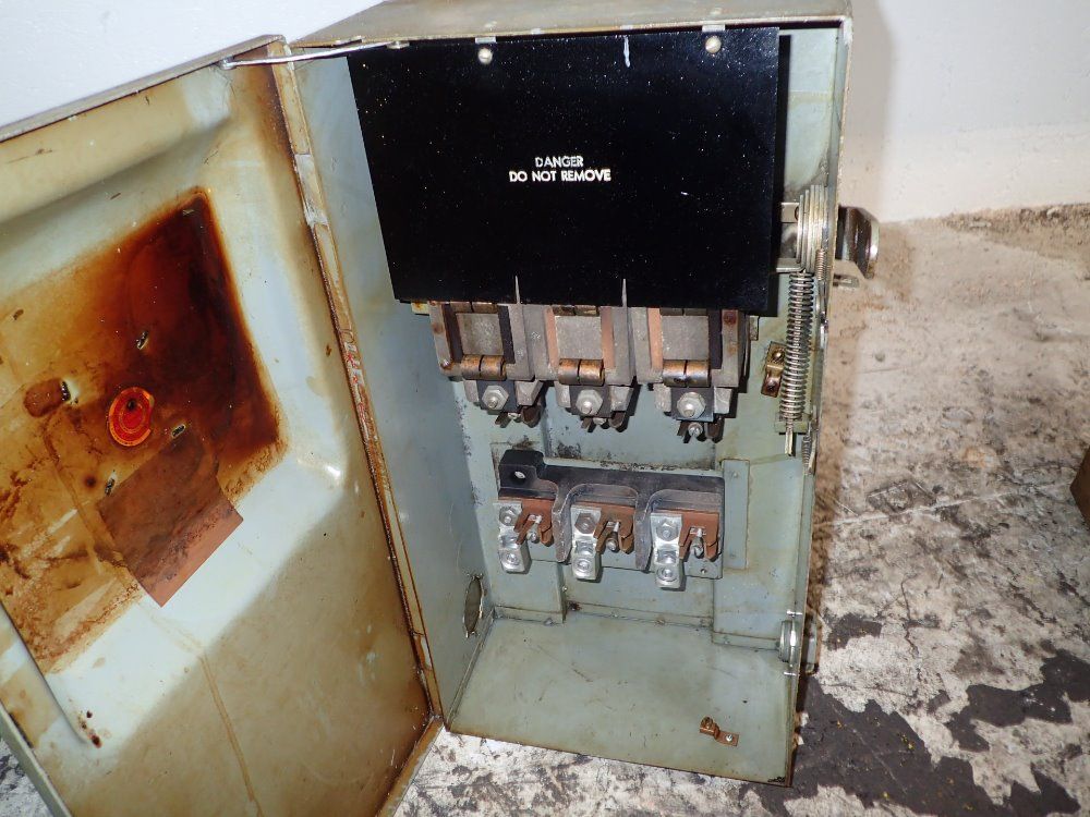 Trumbell Electric Bus Plug