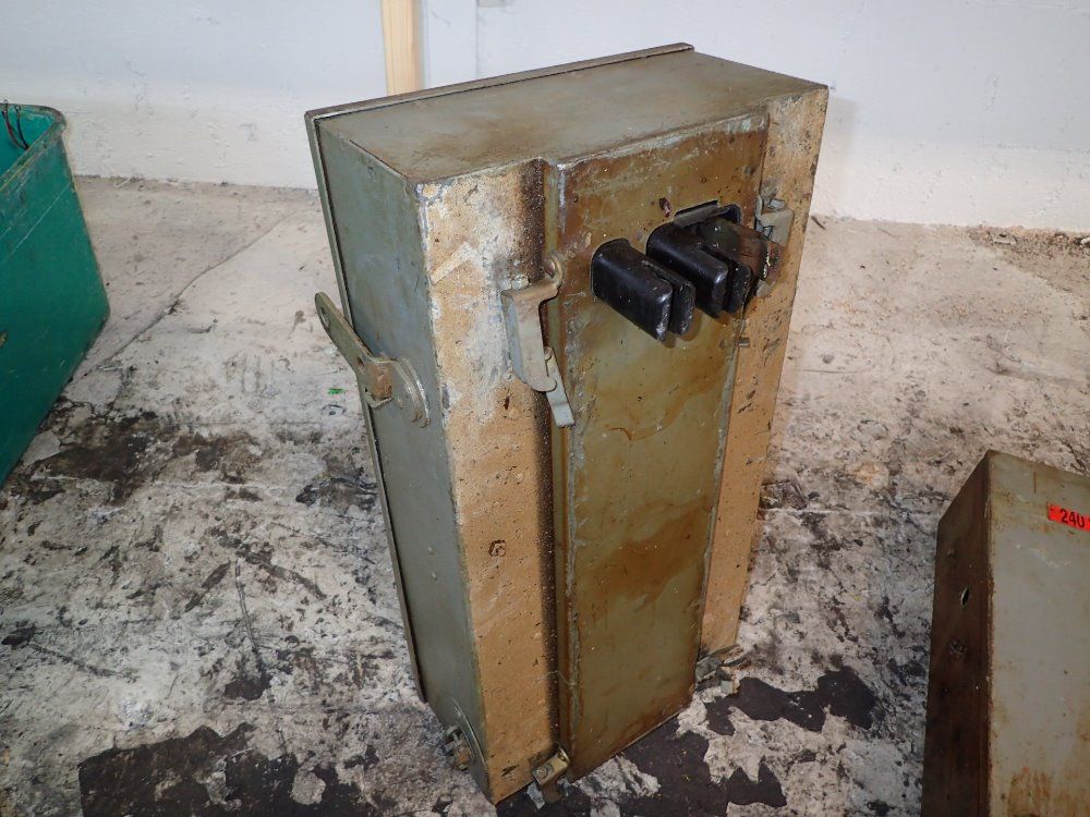 Trumbell Electric Bus Plug