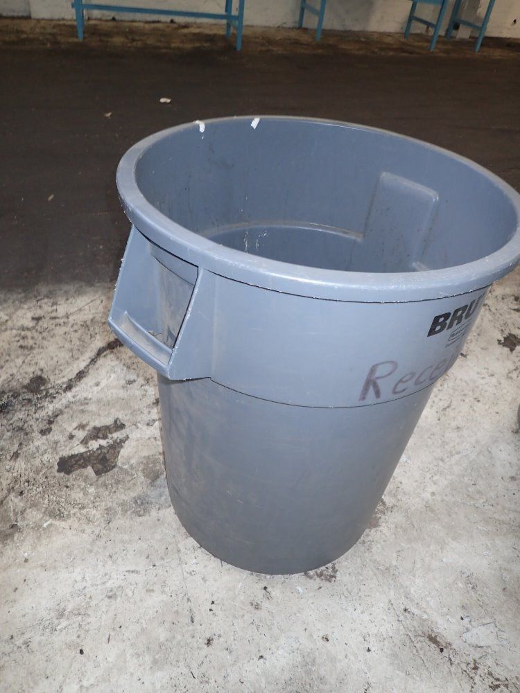 Rubbermaid Plastic Trash Can