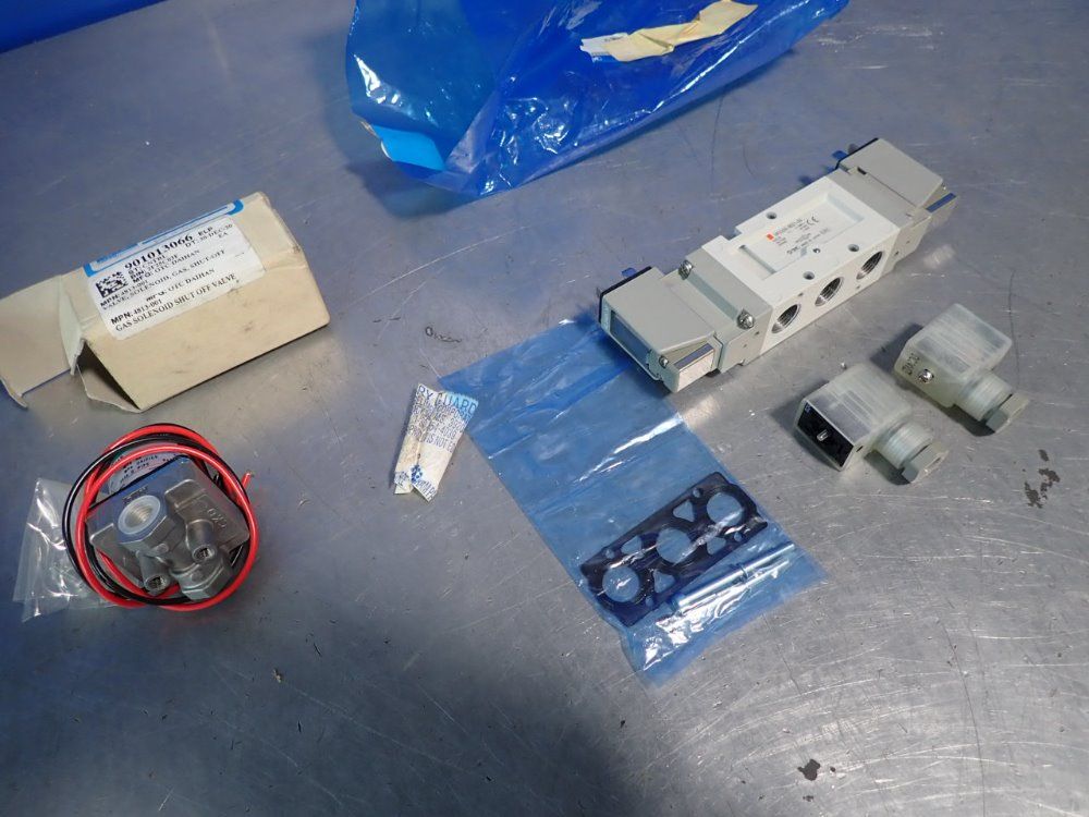 Ckd 2 Pcs Solenoid Valve Lot Ckd Ab2x0018, Smc Vf5220-5dz1-03 - Ab2x0018