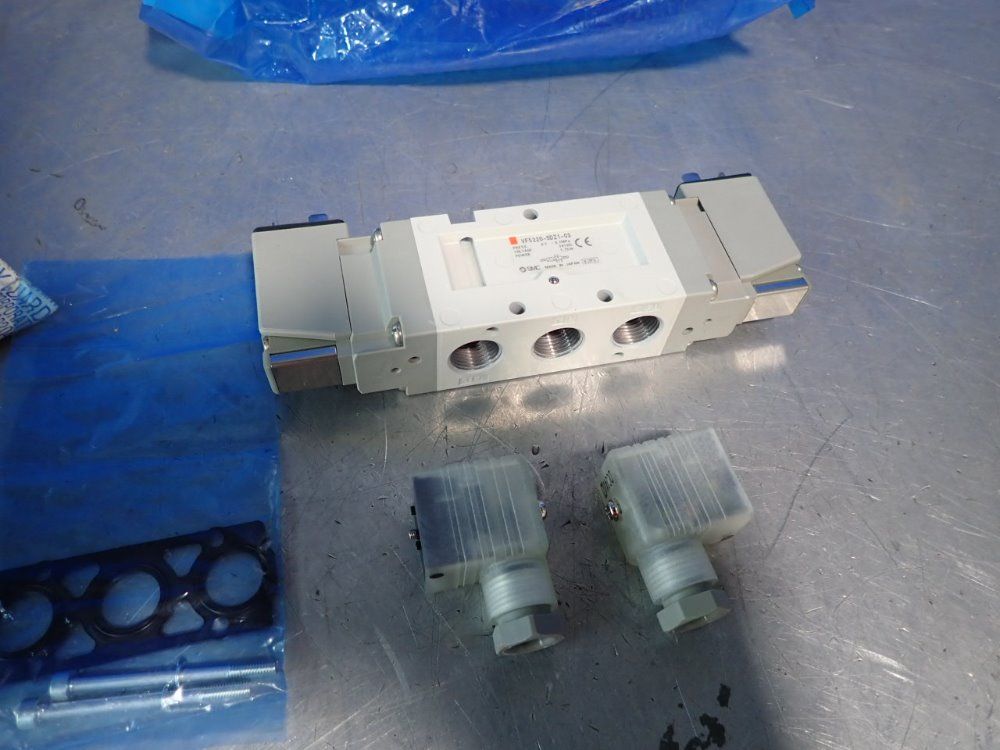 Ckd 2 Pcs Solenoid Valve Lot Ckd Ab2x0018, Smc Vf5220-5dz1-03 - Ab2x0018