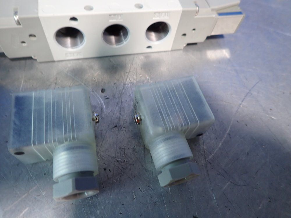 Ckd 2 Pcs Solenoid Valve Lot Ckd Ab2x0018, Smc Vf5220-5dz1-03 - Ab2x0018