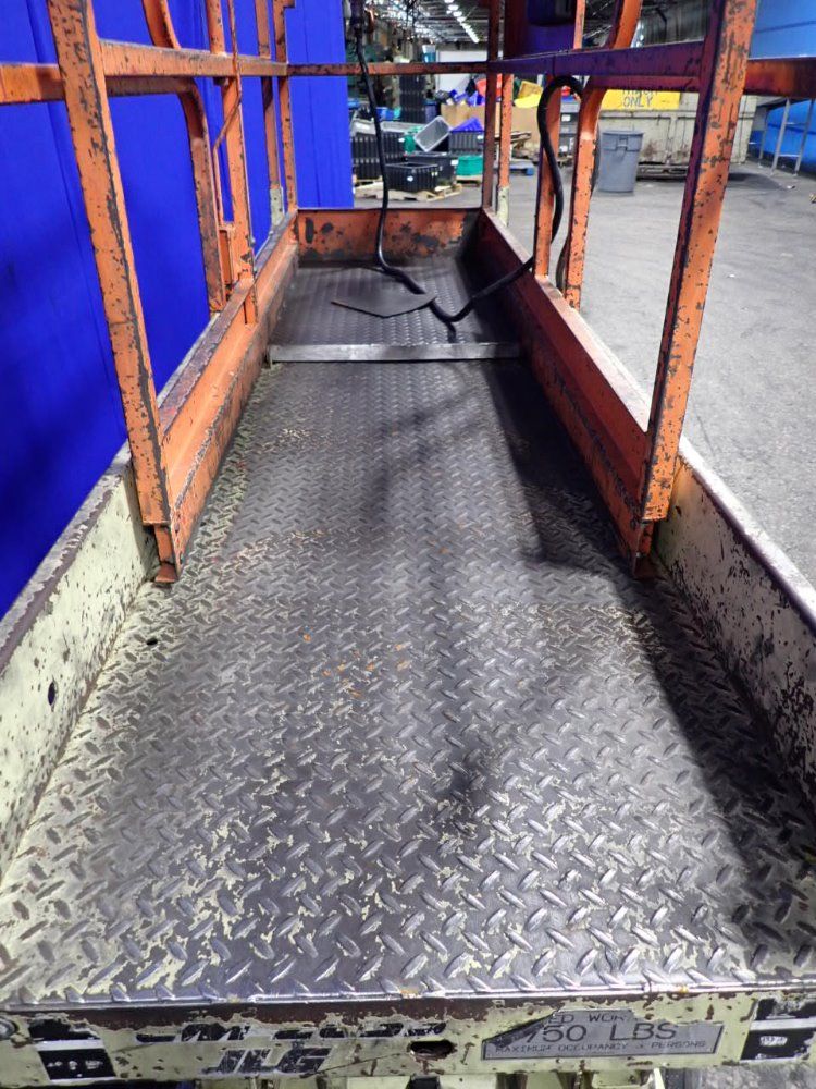 Jlg 750 Lbs Cm-2033 Scissor Lift - Cm-2033