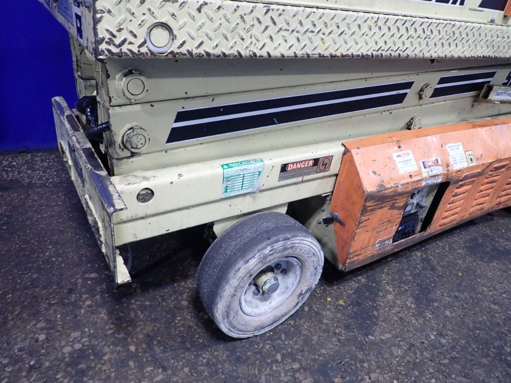 Jlg 750 Lbs Cm-2033 Scissor Lift - Cm-2033