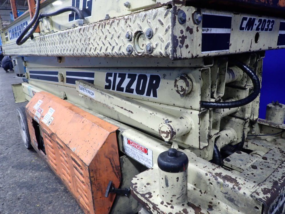 Jlg 750 Lbs Cm-2033 Scissor Lift - Cm-2033