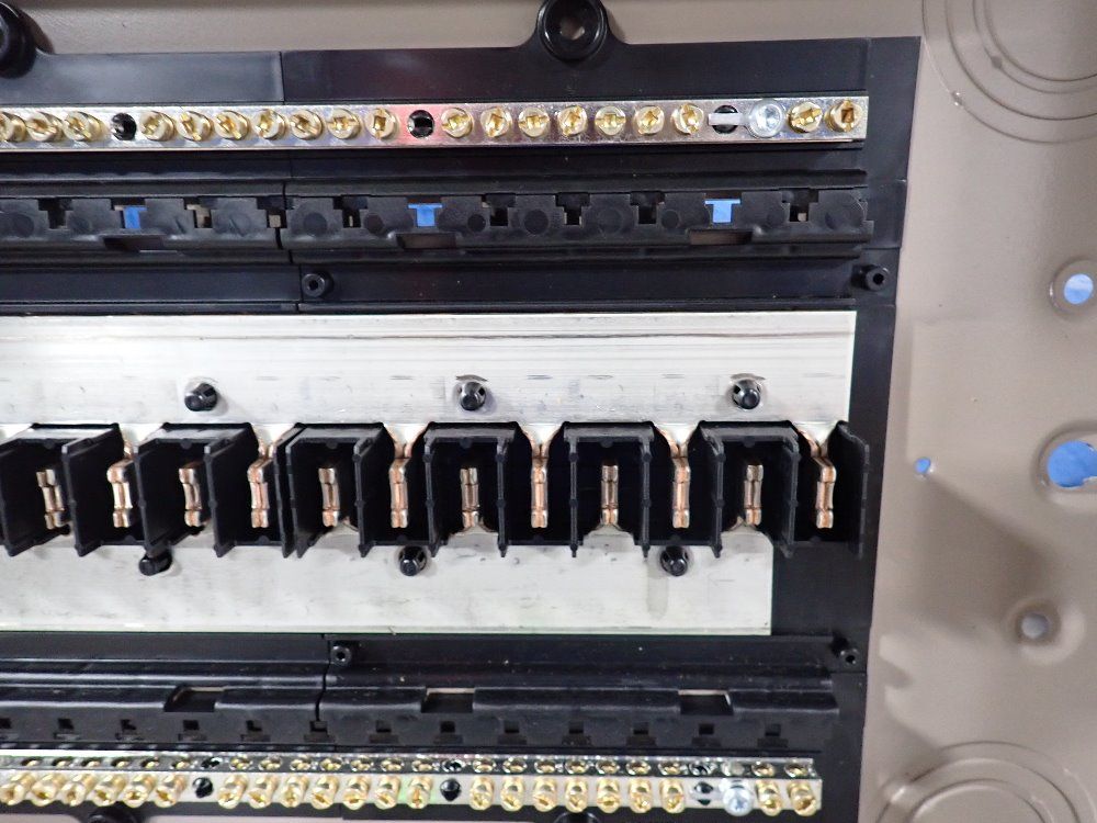 Eaton 225a Electrical Panel - Chp32l225x5