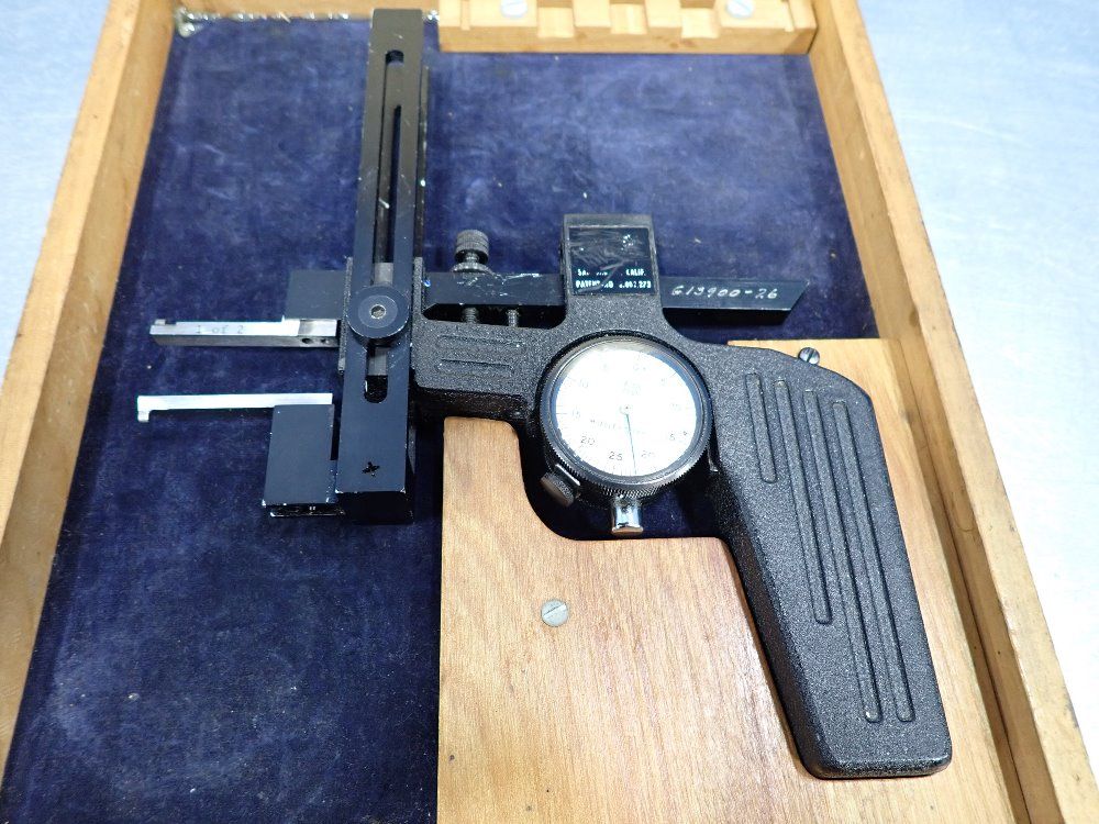 Mueller Gage Co .0005" Dial Groove Caliper - 1900 Series