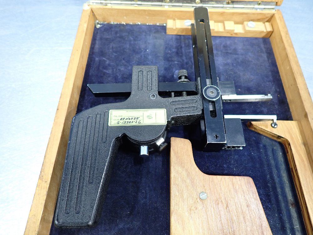 Mueller Gage Co .0005" Dial Groove Caliper - 1900 Series