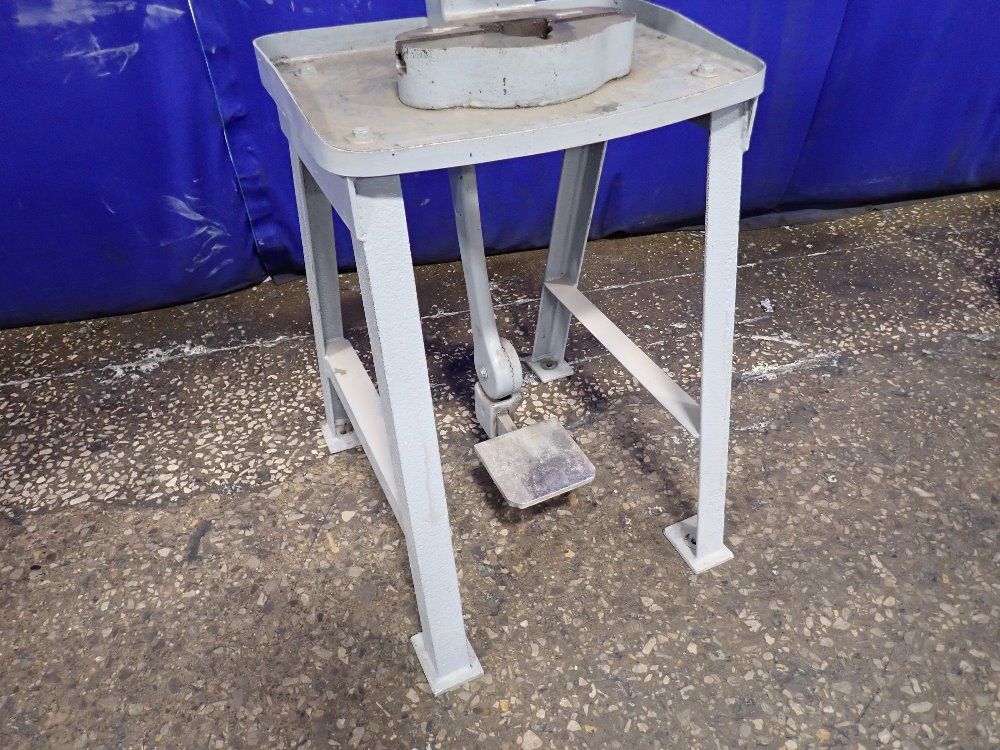 Famco 10" Kick Press