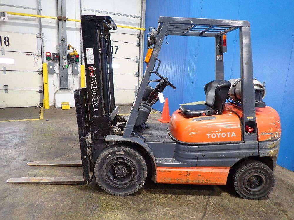 Toyota 5500lbs Propane/gasoline Combo Forklift - 42 6fgu25
