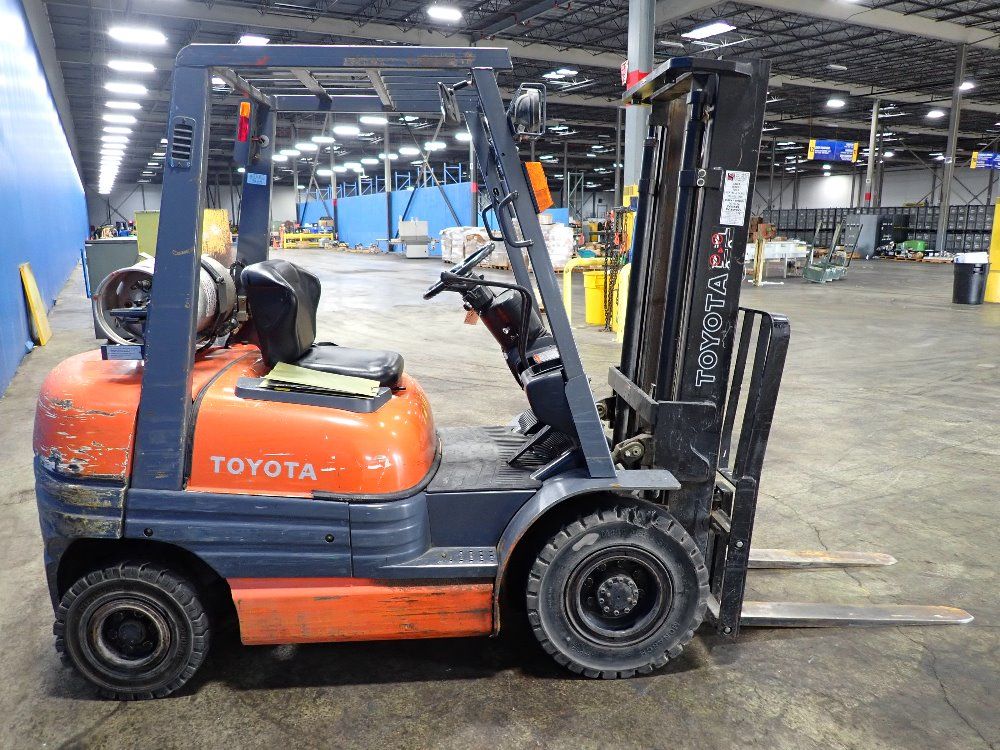 Toyota 5500lbs Propane/gasoline Combo Forklift - 42 6fgu25