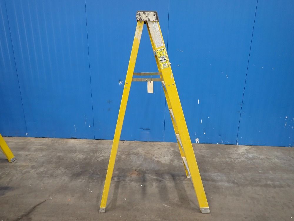 Werner 300lbs, 6 Steps, 69" Top Step Step Ladder - Fsa06