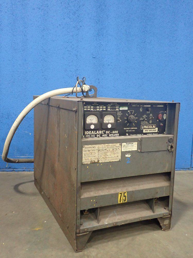 The Lincoln Electric Co. 600 A-44 V Welder - Dc-600