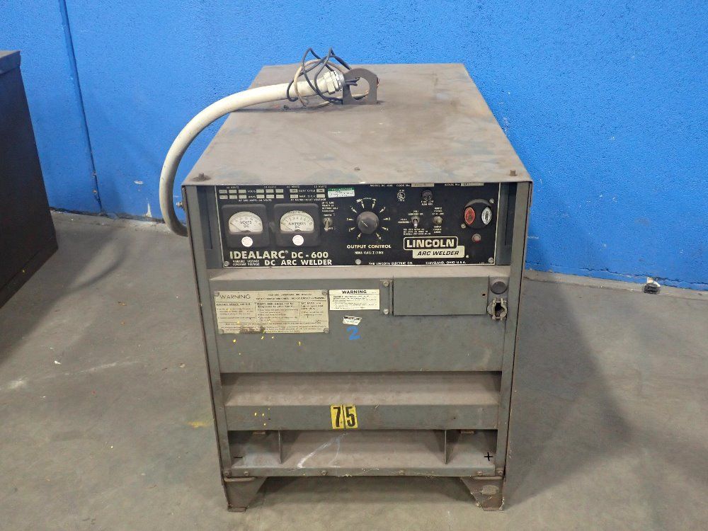 The Lincoln Electric Co. 600 A-44 V Welder - Dc-600