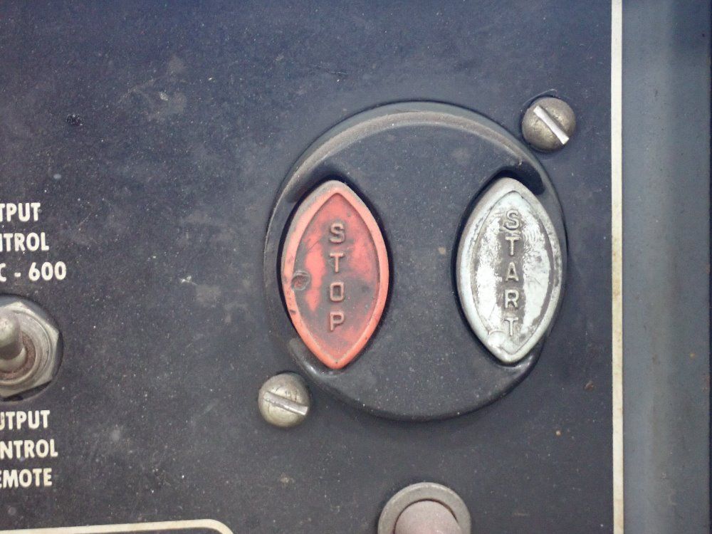 The Lincoln Electric Co. 600 A-44 V Welder - Dc-600