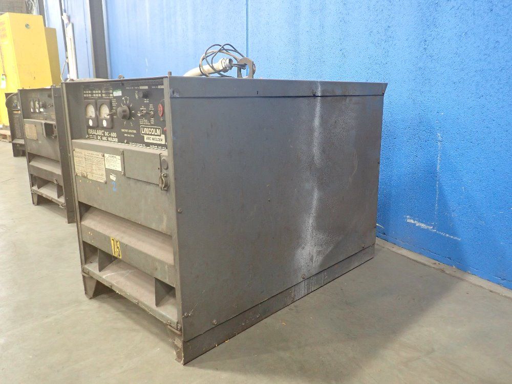 The Lincoln Electric Co. 600 A-44 V Welder - Dc-600