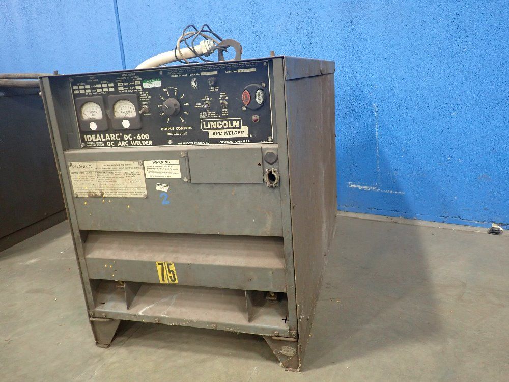 The Lincoln Electric Co. 600 A-44 V Welder - Dc-600