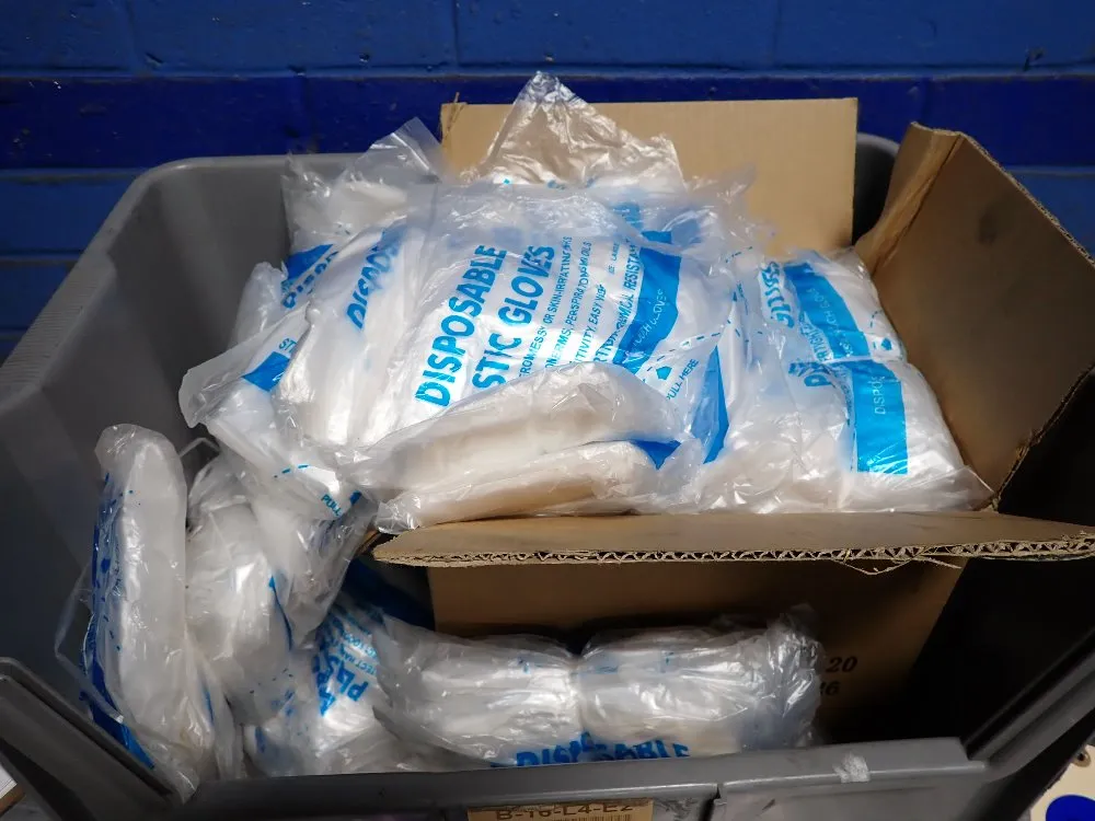 DISPOSABLE PLASTIC GLOVES