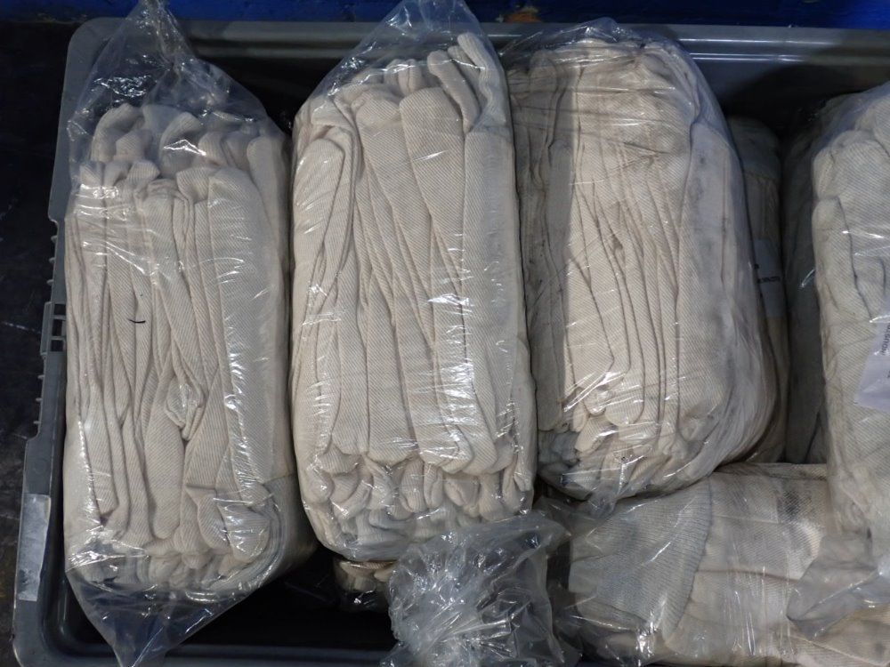  Gloves