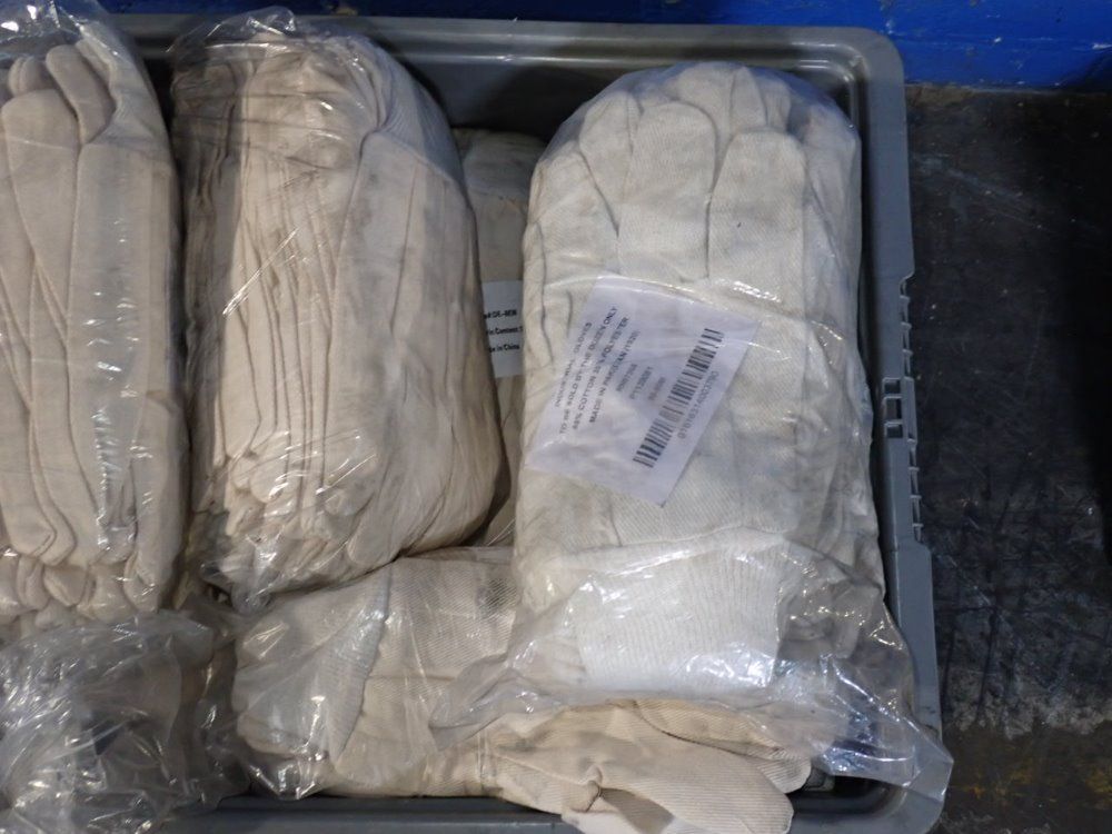  Gloves