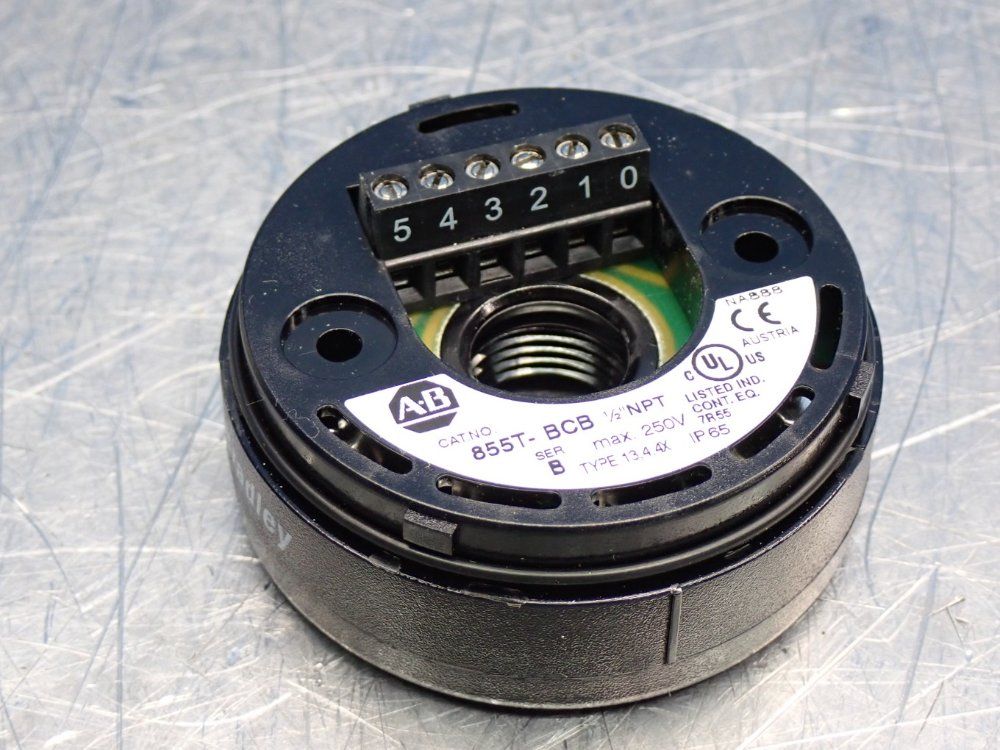 Allen Bradley 1/2 Npt, 70mm Stack Lights Mounting Base & Cap - 855t-bcbc