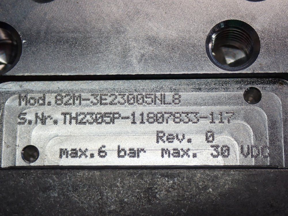Destaco Enclosed Pneumatic Power Clamp 82m Series