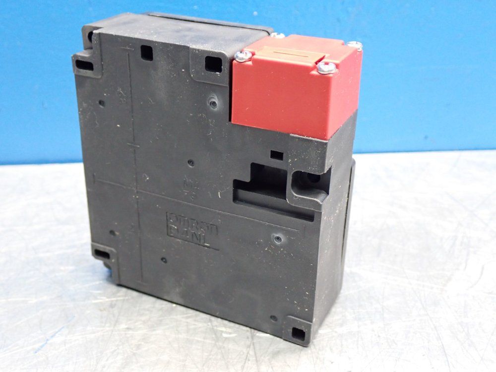 Omron Guard Lock Safety-door Switch - D4nl-2dfg-b