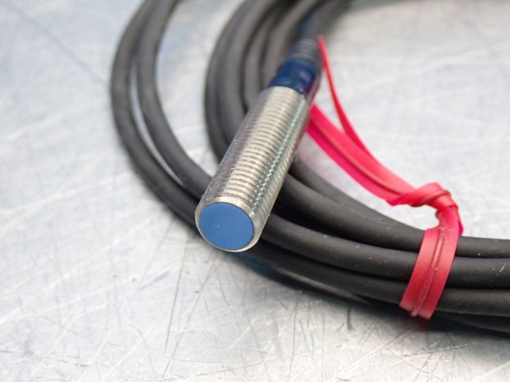 Keyence Twowire Self Contained Amplifier Proximity Sensors