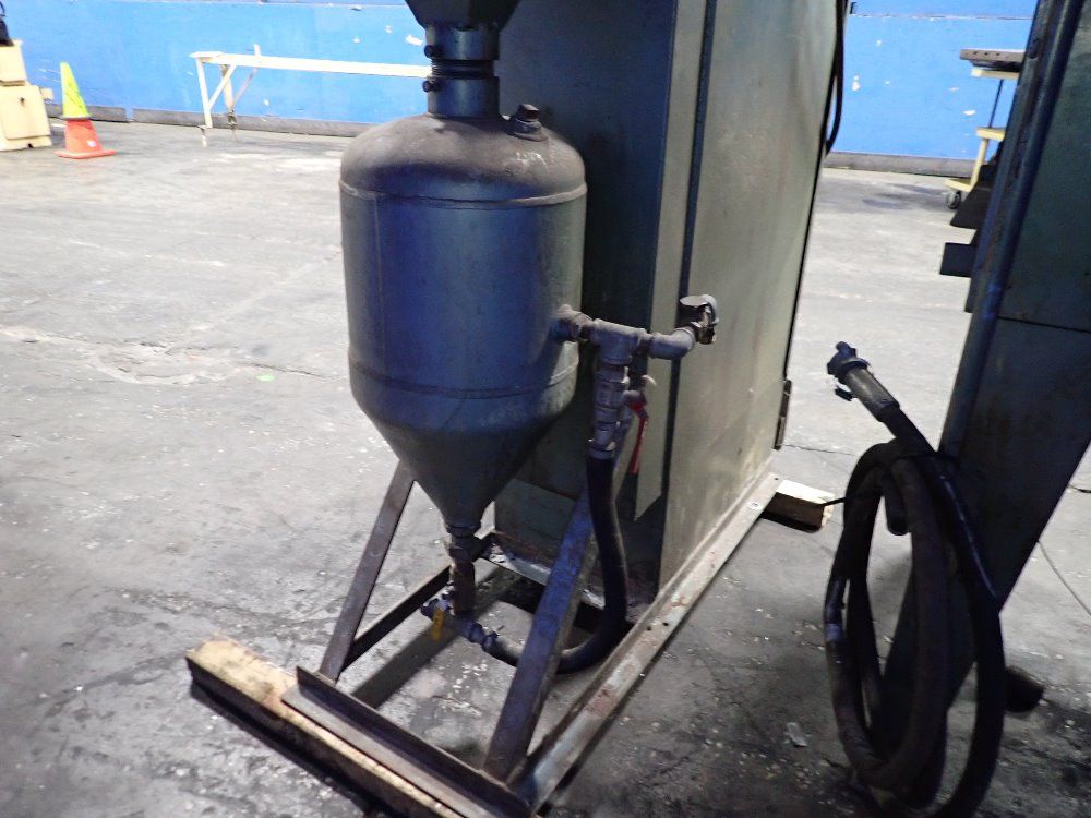 Universal Universal Blast Cabinet